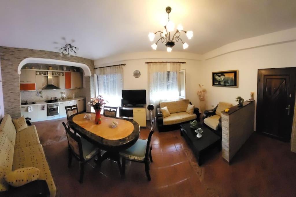 Accogliente Casa Nel Centro Storico Di Valona Apartment